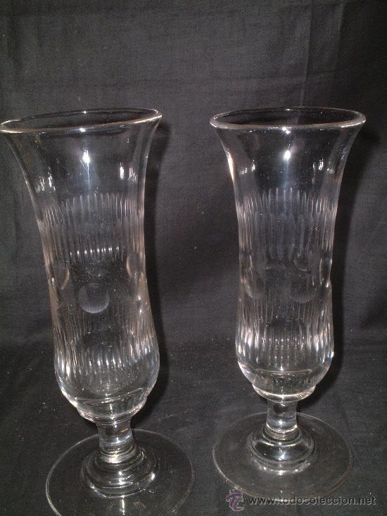 Antiguidades: DOS ALARGADAS COPAS DE GRUESO CRISTAL TALLADO. FF.SG.XIX.  20 CM. X 8 CM.