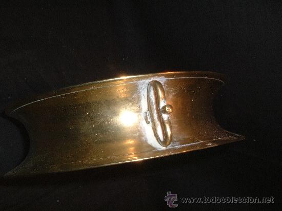 Antig&uuml;edades: SALVAMANTELES EN BRONCE DE FF.SG.XIX. CON ASAS. 16 CM. DIAMETRO X 4 CM. ALTURA.