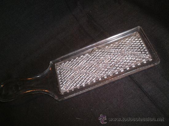 Oggetti Antichi: RALLADOR DE VIDRIO PRENSADO PP.SG.XX. MARCA PATENTADA ( U.V.E ) 22CM. X 6,5 CM.