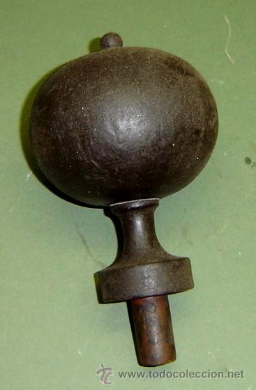 Antig&uuml;edades: BOLA DE ARMARIO ANTIGUA EN MADERA DE NOGAL