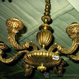 Lampara antigua de bronce, de 6 brazos. Medida 68 cm de diametro x 92 cm altura
