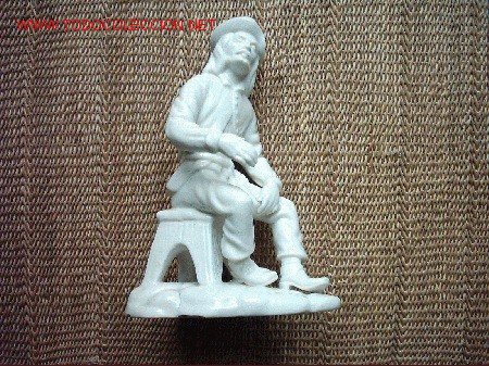 Oggetti Antichi: FIGURA DE HOMBRE SENTADO EN PORCELANA VIDRIADA EN BLANCO. 25 cm. MARCA INCISA EN BASE: VB