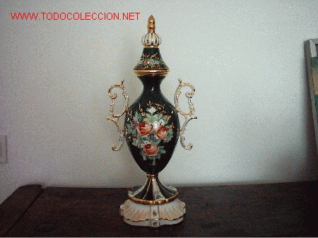 Antig&uuml;edades: ANTIGUO JARRON DE PORCELANA DECORADO CON ORO Y  CARTELA DE ROSAS PINTADAS A MANO SOBRE FONDO VERDE.