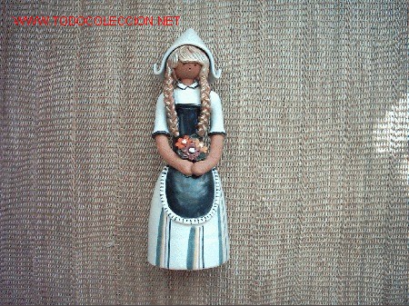 Antiguidades: FIGURA DE CER&Aacute;MICA MODELADA Y ESMALTADA A MANO. 23 cm.