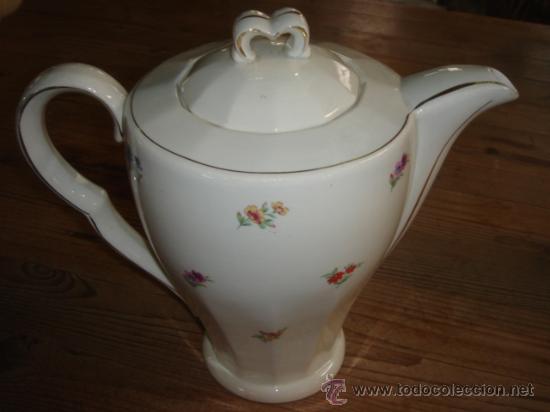 Antig&uuml;edades: CAFETERA BLANCA CON FLORECILLAS. SELLO EN BASE.