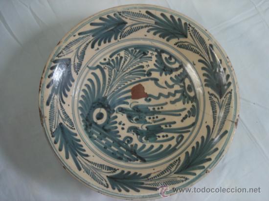 Antig&uuml;edades: PLATO DE TALAVERA. S. XVII. SERIE HOJAS DE PALMA. DI&Aacute;METRO: 41 CMS. ALTURA: 9.5 CMS.