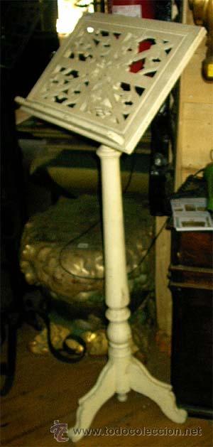 Antiquit&auml;ten: Atril antiguo de madera. Medida 132 cm altura.