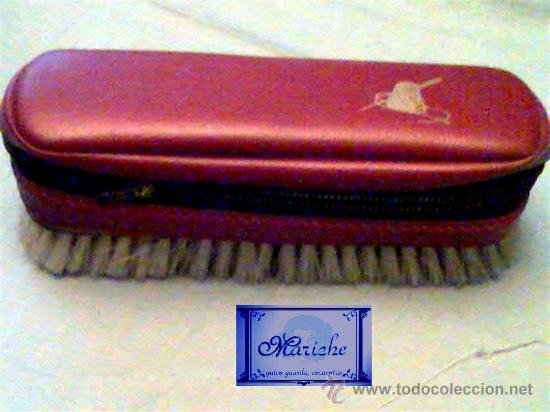 Antig&uuml;edades: CEPILLO PARA LA ROPA DE VIAJE DE LOS 60 CON CARTERITA
