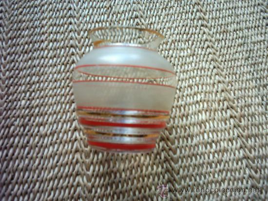 Antiques: JARRON DE CRISTAL PINTADO EN ROJO Y ORO. 8 X 7 Cm. A&Ntilde;OS 50