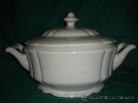 Antig&uuml;edades: ANTIGUA SOPERA. ALTURA: 17 CMS. BASE: 17 CMS. BOCA: 20 CMS. INICIALES INCISAS EN TAPA Y BASE.