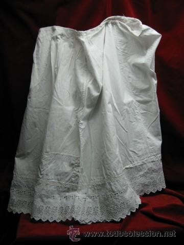 Oggetti Antichi: ENAGUA O SAYA DE ALGODON CON VOLANTE Y PUNTILLA CALADA. FF.SG.XIX.-PP.SG.XX. MIDE 75 X 70 CM. BLANCA
