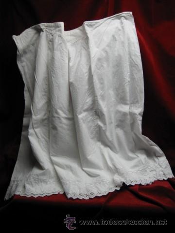 Oggetti Antichi: ENAGUA O SAYA DE ALGODON CON VOLANTE Y PUNTILLA AJUSTE. FF.SG.XIX.-PP.SG.XX. MIDE 75 X 70 CM. BLANCA