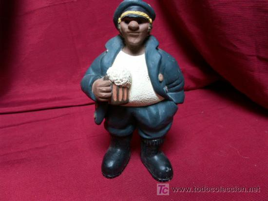 Antig&uuml;edades: marinero bebiendo cerveza. ceramica. macizo.