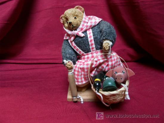 Antig&uuml;edades: osa de resina y trapo con cesta de compra - Foto 1