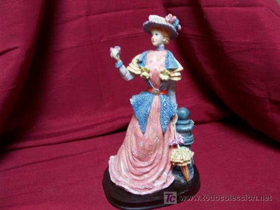Antig&uuml;edades: figura de elegante dama