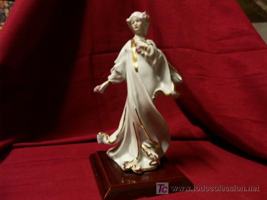 Antig&uuml;edades: Figura de porcelana con detalles dorados y sobre peana de madera