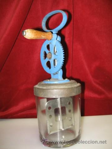 Antiquit&auml;ten: MOLINILLO PARA HACER MAYONESA ELMA. METAL CON VASO DE VIDRIO. PP.SG.XX. MIDE 28 X 9 CM.