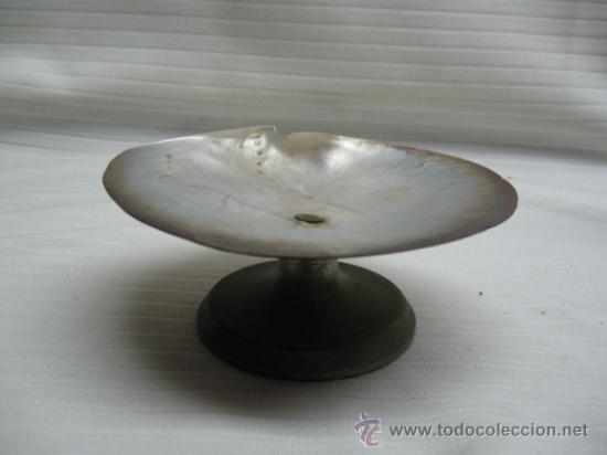 Antiquit&auml;ten: VACIABOLSILLOS DE NACAR PIE METAL. PP.SG.XX. 1910 - 1920. MIDE 11 X 5 CM. ALTURA.