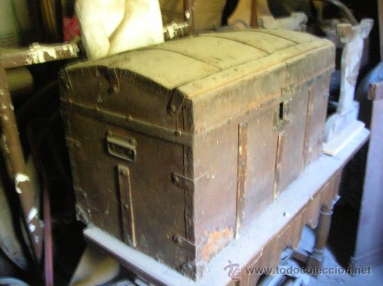 Antig&uuml;edades: Ba&uacute;l de madera enteramente forrado de hojalata - Foto 1
