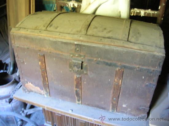 Antig&uuml;edades: Ba&uacute;l de madera enteramente forrado de hojalata - Foto 2