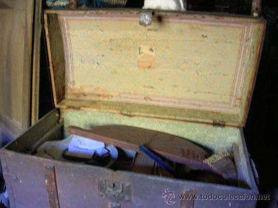 Antig&uuml;edades: Ba&uacute;l de madera enteramente forrado de hojalata - Foto 3