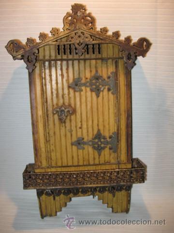 Oggetti Antichi: MUEBLECIN EN HOJA DE LATA Y LATON PARA GUARDAR LAS LLAVES. FF.SG.XIX. 40 X 24 CM. SIN LLAVE.