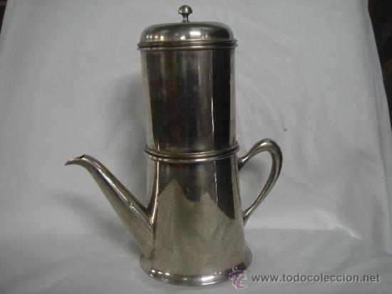 Antig&uuml;edades: CAFETERA DE METAL. ALTURA: 26 CMS. BASE: 12 CMS.