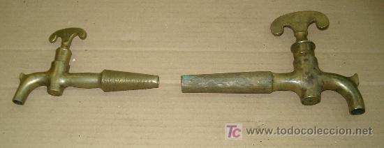 Antig&uuml;edades: DOS ANTIGUOS GRIFOS DE BRONCE - Foto 1