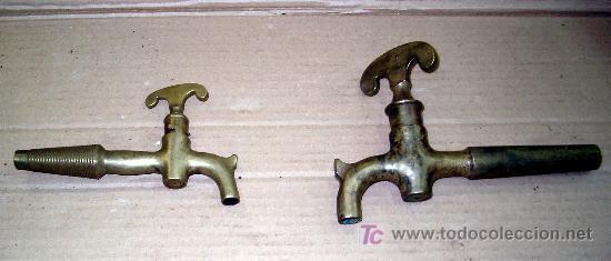 Antig&uuml;edades: DOS ANTIGUOS GRIFOS DE BRONCE - Foto 2