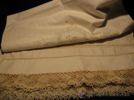 Oggetti Antichi: CABECERA DE MATRIMONIO, HILO O LINO, TRABAJOS DE VAINICA Y GUSTOSA PUNTILLA. PP.SG.XX. 180X45CM.