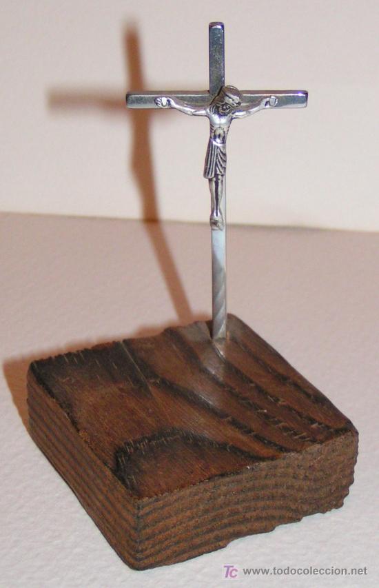 Antig&uuml;edades: CRISTO ANTIGUO CON BASE DE MADERA - 7 CM. DE ALTO - Foto 1