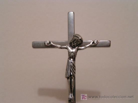 Antig&uuml;edades: CRISTO ANTIGUO CON BASE DE MADERA - 7 CM. DE ALTO - Foto 2