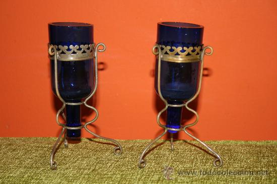 Antiquit&eacute;s: PAREJA DE ANTIGUOS VIOLETEROS MODERNISTAS EN LATON Y CRISTAL AZUL