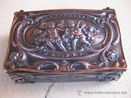 Antig&uuml;edades: CAJITA JOYERO EN CALAMINA BRONCEADA DECORACION DE ANGELES