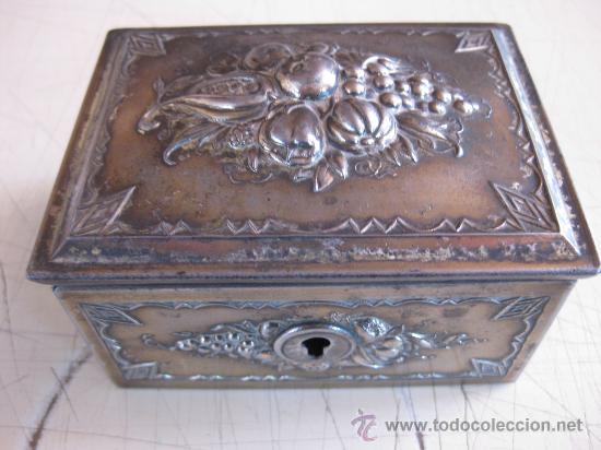 Antig&uuml;edades: CAJITA JOYERO METAL U HOJALATA, FRUTAS EN RELIEVE