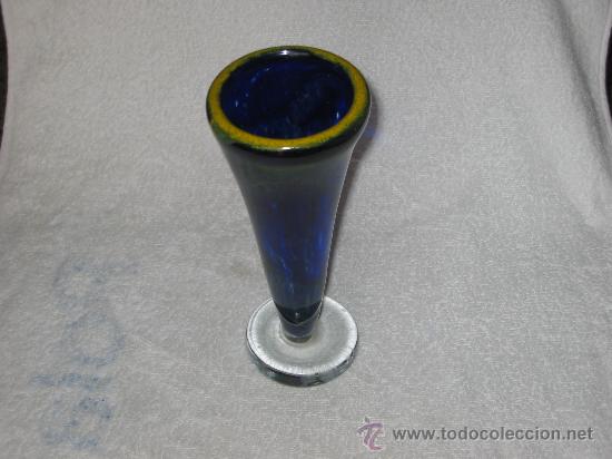 Antiguidades: JARR&Oacute;N DE CRISTAL SOPLADO AZUL EN FORMA C&Oacute;NICA CON BASE TRANSPARENTE