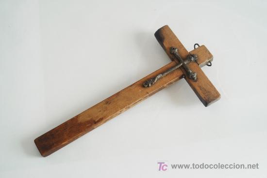 Antig&uuml;edades: Crucifijo de madera de nogal y bronce. - Foto 1