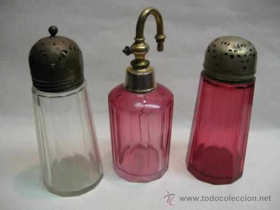 Oggetti Antichi: PIEZAS DE TOCADOR CRISTAL SG.XIX. MIDEN DE 15 CM. X 6 CM. DOS COLORES. POLVOS Y PERFUMADOR.