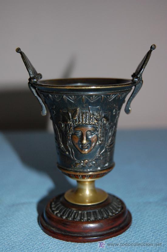Antig&uuml;edades: COPA DE BRONCE ESTILO IMPERIO CON RELIEVE Y BASE EN MADERA FINALES S XIX - Foto 1