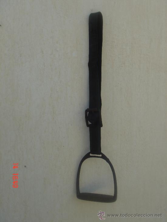 Antig&uuml;edades: ESTRIBO ANTIG&Uuml;O, EN . 50 CMS DE LONGUITUD CON LA CORREA. - Foto 1