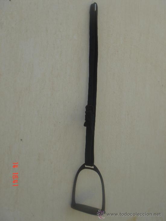 Antig&uuml;edades: ESTRIBO ANTIG&Uuml;O, EN . 60 CMS DE LONGUITUD CON LA CORREA. - Foto 1