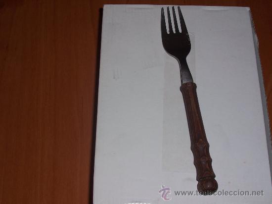 Antig&uuml;edades: TENEDOR ANTIGUO CON MANGO DE MADERA TORNEADA , MUY RARO Y BONITO .