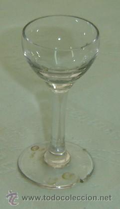 Antiguidades: COPA MINI DE LICOR-PEQUE&Ntilde;O TOQUE EN EL FILO Y EN LA BASE-MEDIDA 4*9 CMS.