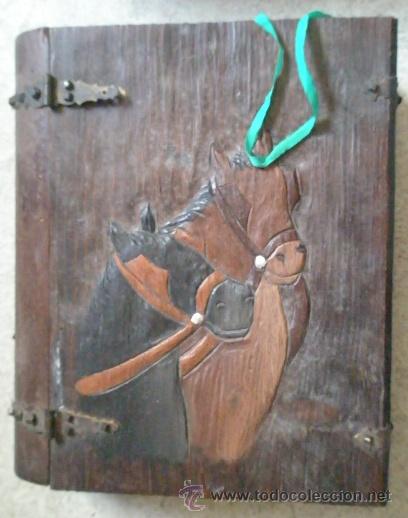 Antig&uuml;edades: Caja de madera con forma de libro, mide 42x35x12 cms - Foto 1
