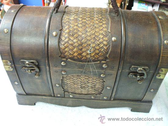 Antig&uuml;edades: Maletin de madera con forma de baul - Foto 1
