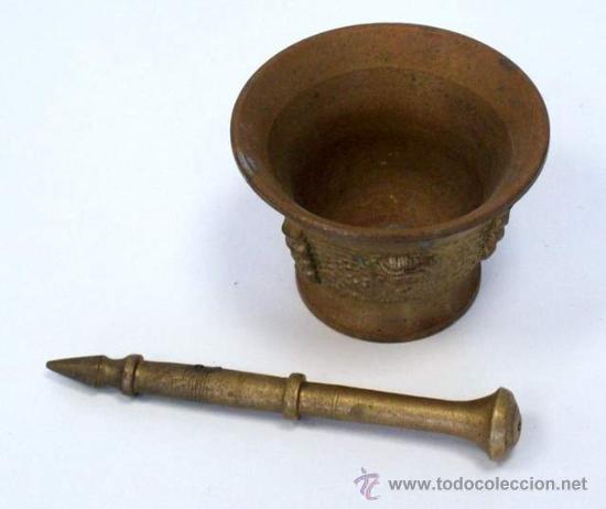 Antig&uuml;edades: Antiguo mortero de bronce, mide 4,1cm de altura, tiene un di&aacute;metro de 6cm, pesa 197gramos , pieza de