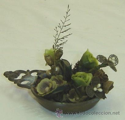 Oggetti Antichi: SOPORTE ANTIGUO DE HIERRO PARA VELA-DECORADO CON FLORES SECAS-DIAM. VELA 1 CM.-DIAM. TOTAL 8 CMS.-AL