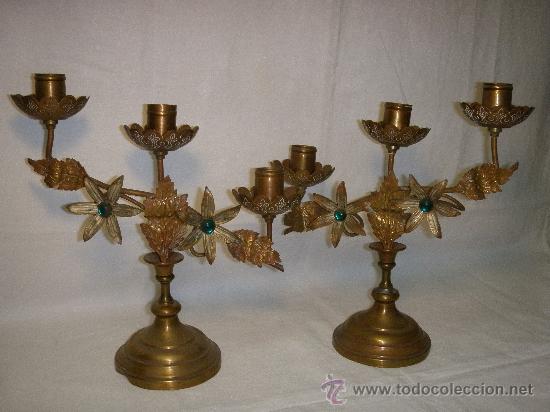 Antig&uuml;edades: PAR DE CANDELABROS DE LATON S.XIX - Foto 1