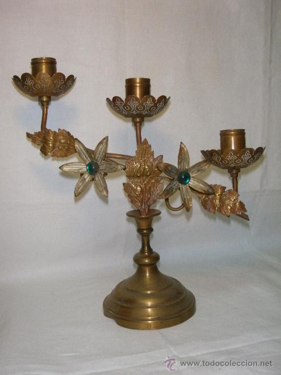 Antig&uuml;edades: PAR DE CANDELABROS DE LATON S.XIX - Foto 2