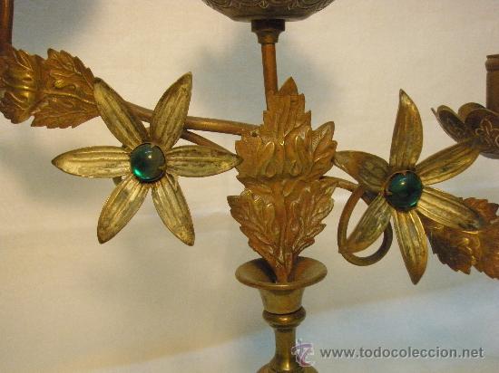 Antig&uuml;edades: PAR DE CANDELABROS DE LATON S.XIX - Foto 3